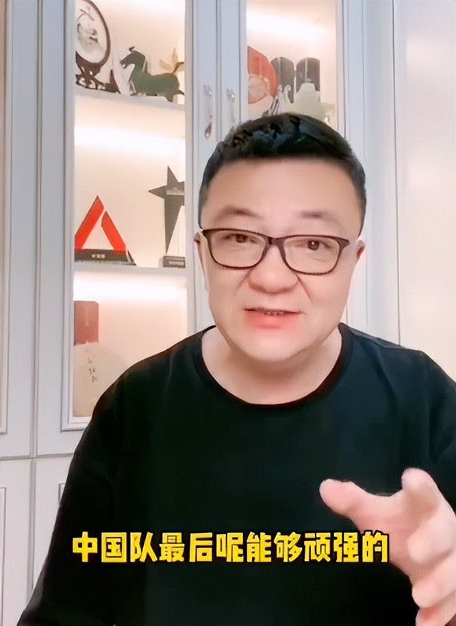 恋爱若是可以或许贮存，是活期仍是按期？利钱又是甚么？何沐阳（夏雨 饰）开设了一家名为“恋爱银行”的咖啡馆，情人们可以来这把对彼此的广告贮存一年，若是一年今后分手，没有来取回视频，视频就会被烧毁，押金就回恋爱银行所有，这也是恋爱银行特别的经营之道。一个名叫余小鱼（周泓 饰）的女孩为拿回男伴侣存在这的恋爱视频，与何沐阳睁开了空费时日的拉锯战。在这场妙趣横生的“战役”中，一种特别的感情在两人之间渐渐滋长，何沐阳开设恋爱银行的真正出处，一段十年感情的奥秘也随之被揭开……